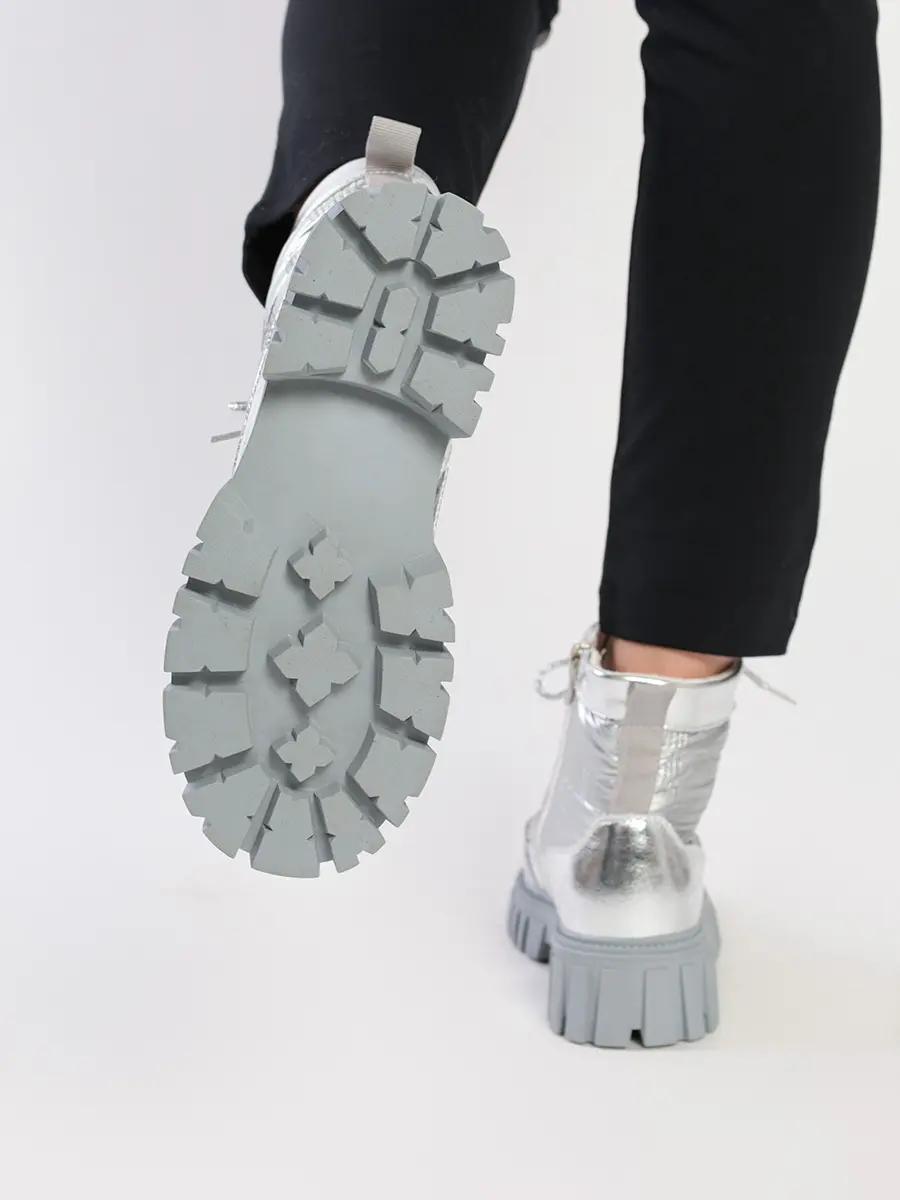 Ботинки серебристого цвета с рельефным протектором